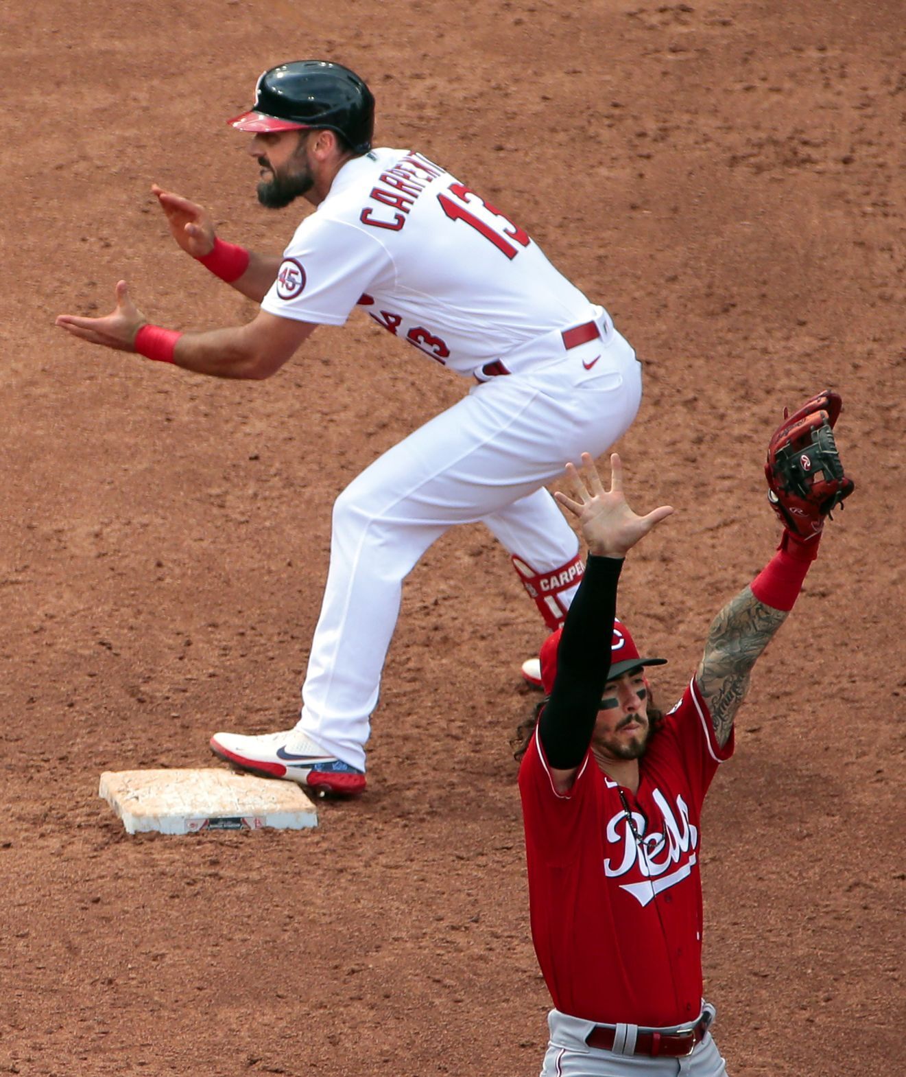 Reds sweep Cardinals 8-7
